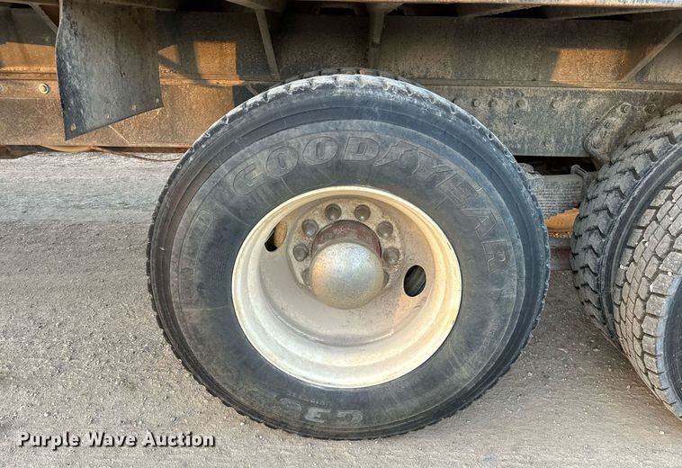 image for item OM9903 1990 International  9300 grain truck