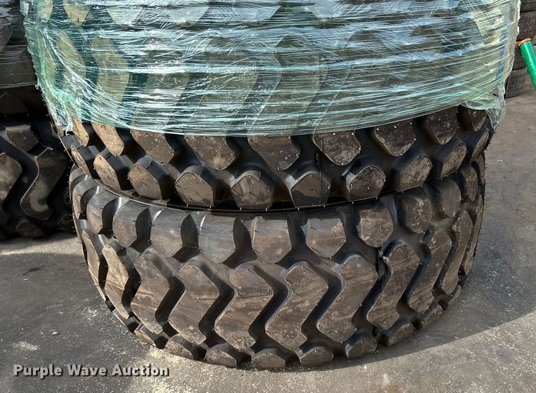 image for item DG0485 (4) 23.5R25 tires
