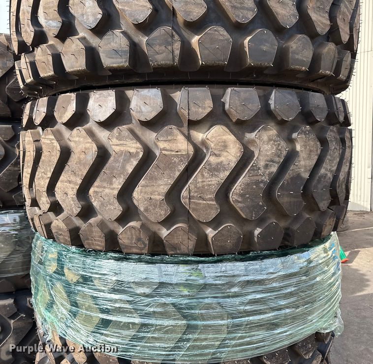 image for item DG0485 (4) 23.5R25 tires