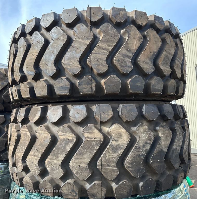 image for item DG0485 (4) 23.5R25 tires