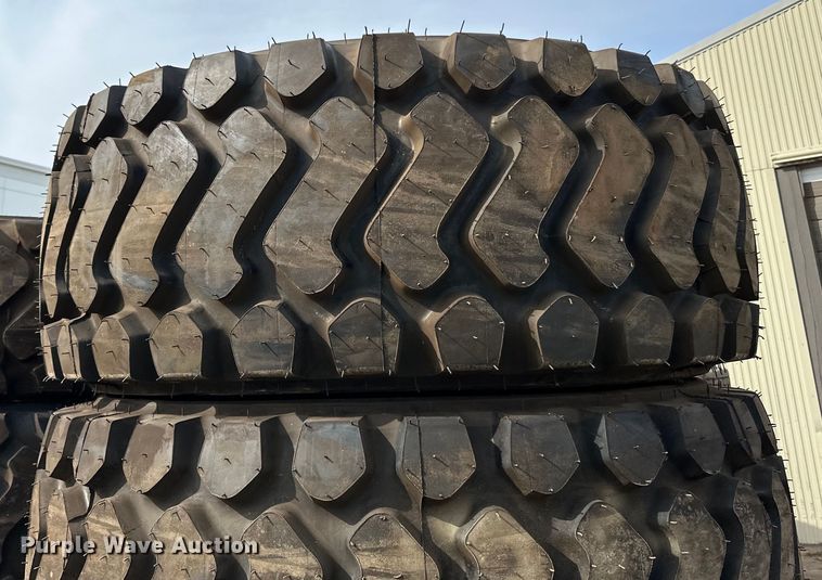 image for item DG0485 (4) 23.5R25 tires