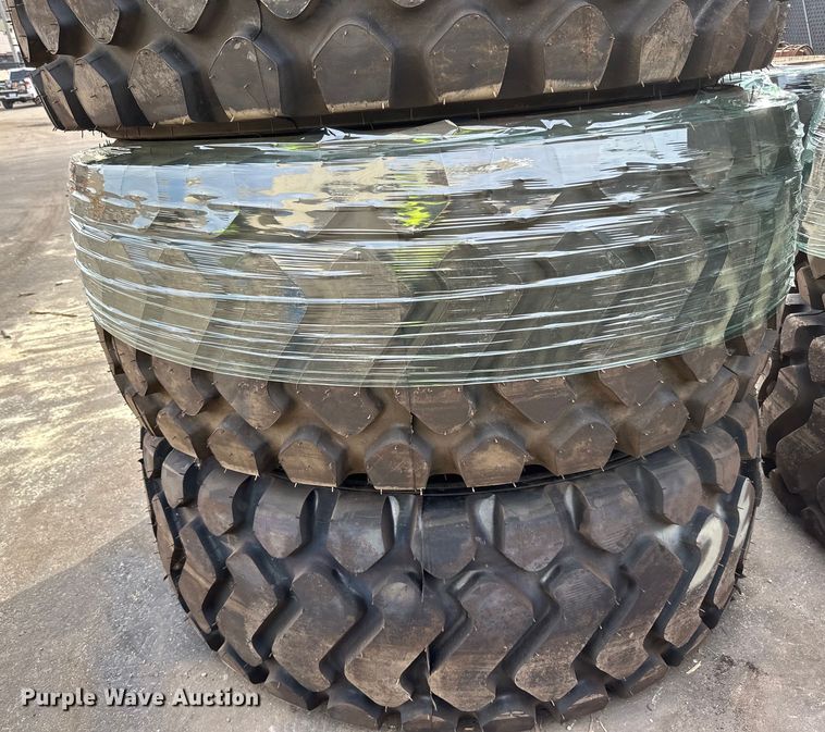 image for item DG0485 (4) 23.5R25 tires