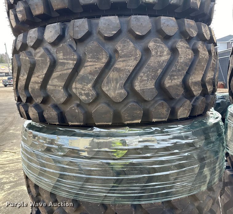 image for item DG0485 (4) 23.5R25 tires