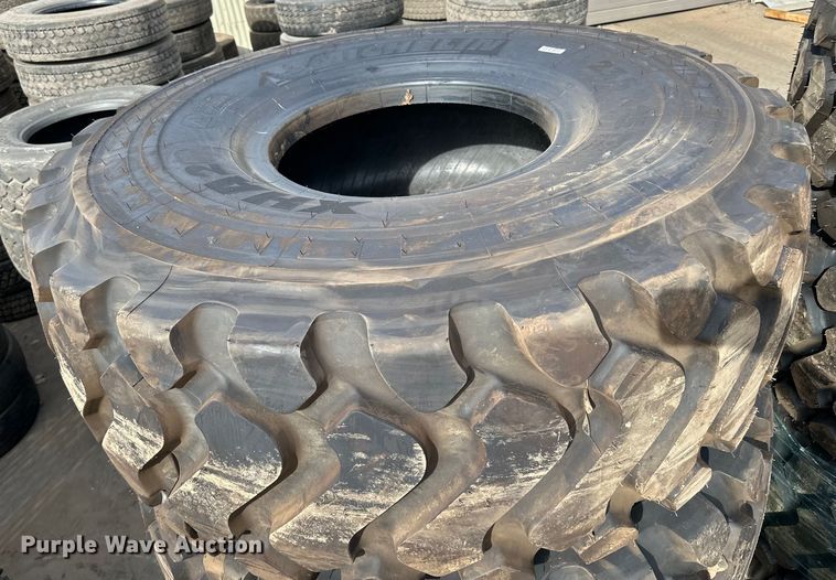 image for item DG0485 (4) 23.5R25 tires