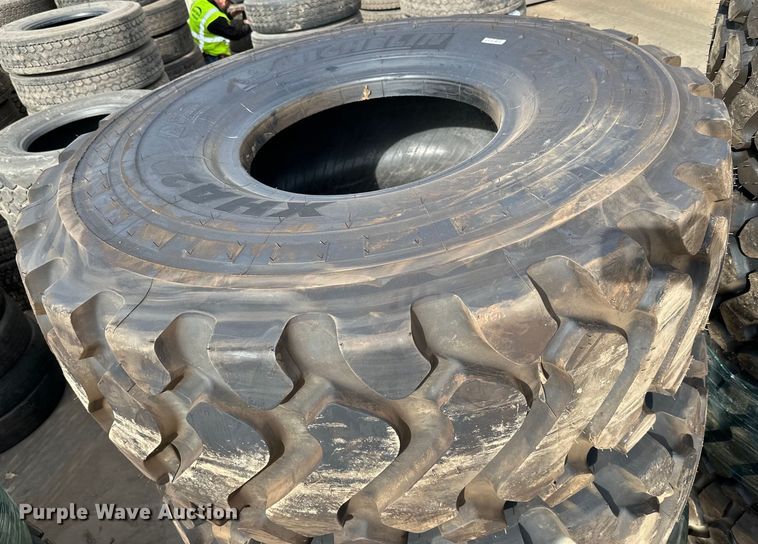 image for item DG0485 (4) 23.5R25 tires