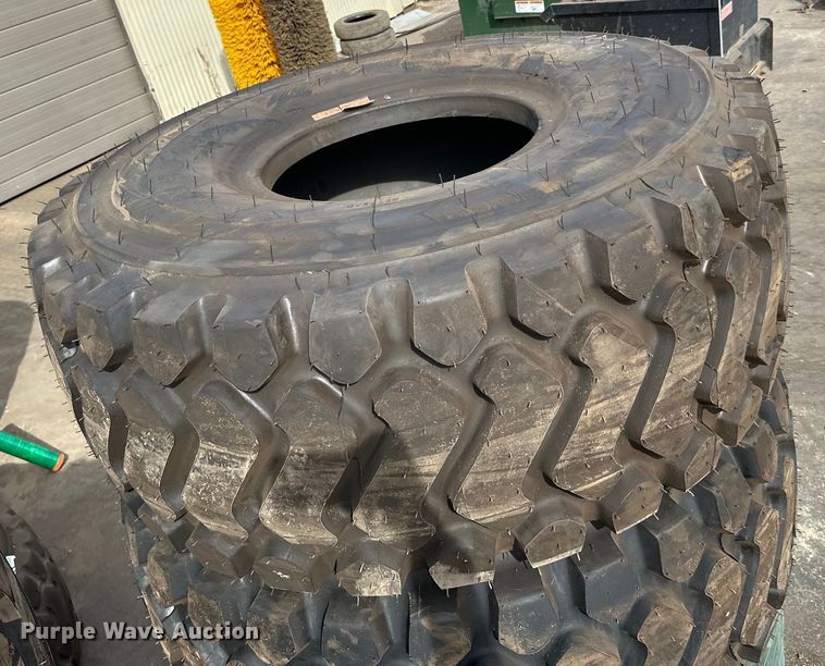 image for item DG0485 (4) 23.5R25 tires