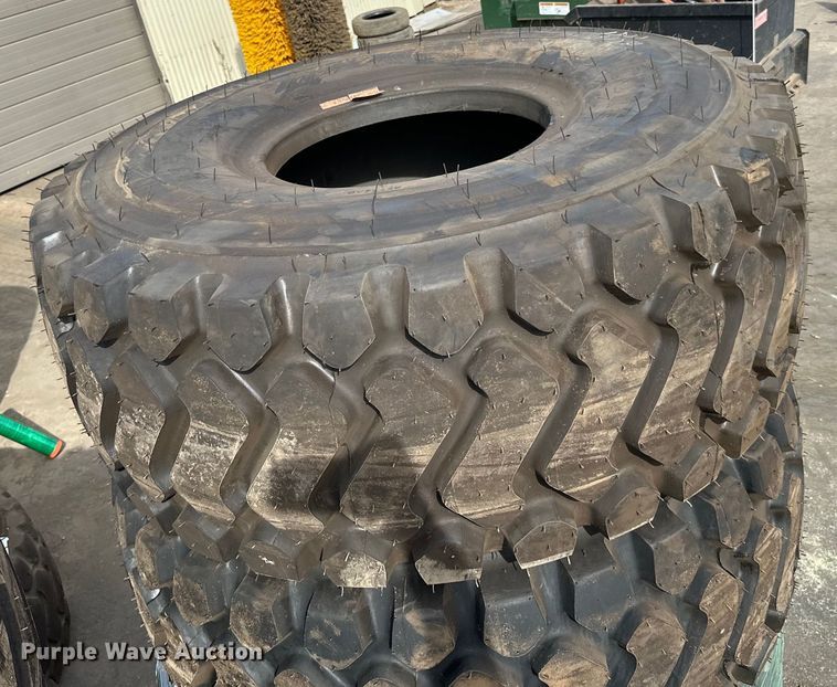 image for item DG0485 (4) 23.5R25 tires