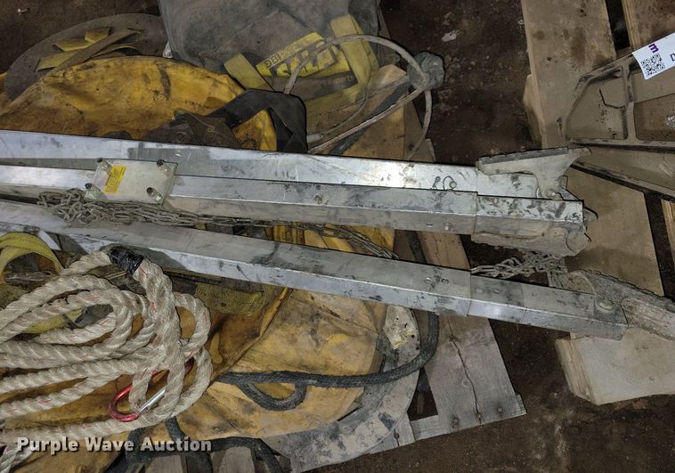 image for item DG0542 Manhole hoist equipment