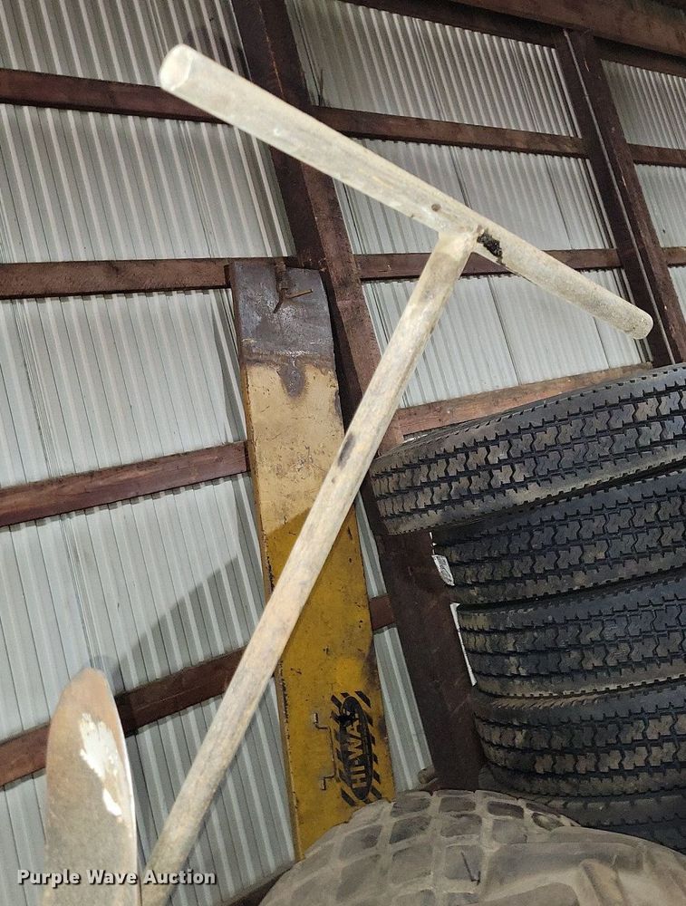 image for item DG0551 (2) bins of tools