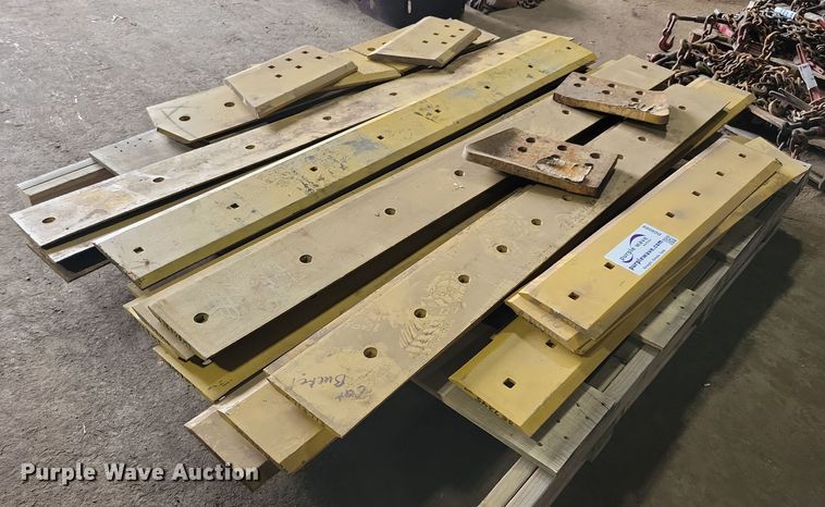 image for item DG0569 Approximately 26 Caterpillar cutting edges