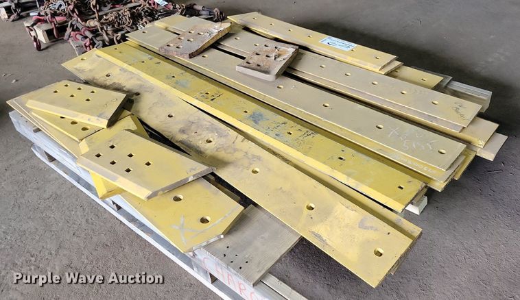 image for item DG0569 Approximately 26 Caterpillar cutting edges