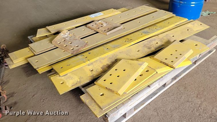 image for item DG0569 Approximately 26 Caterpillar cutting edges