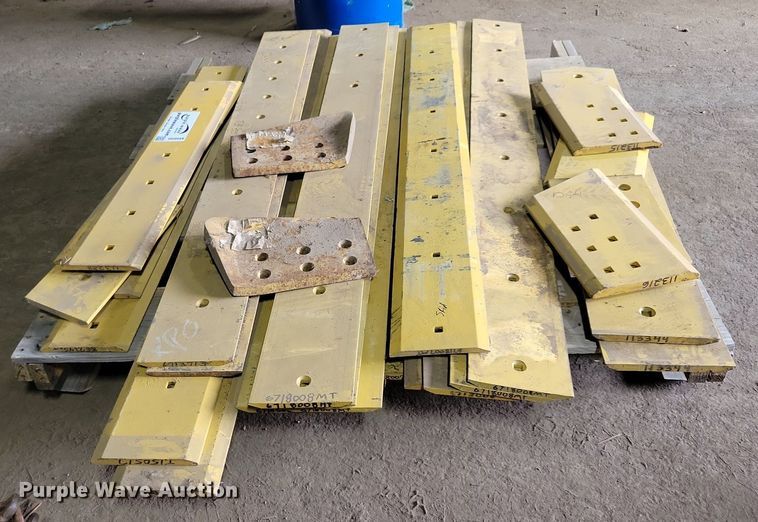 image for item DG0569 Approximately 26 Caterpillar cutting edges
