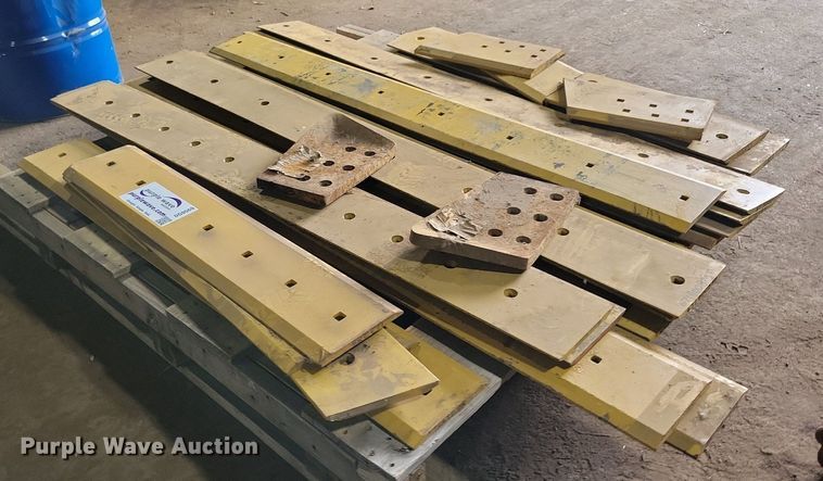 image for item DG0569 Approximately 26 Caterpillar cutting edges