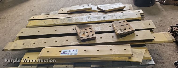 image for item DG0569 Approximately 26 Caterpillar cutting edges