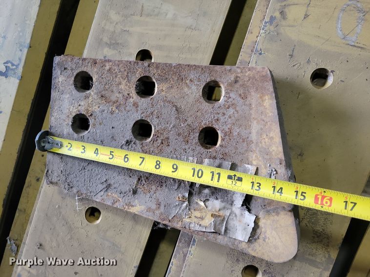 image for item DG0569 Approximately 26 Caterpillar cutting edges