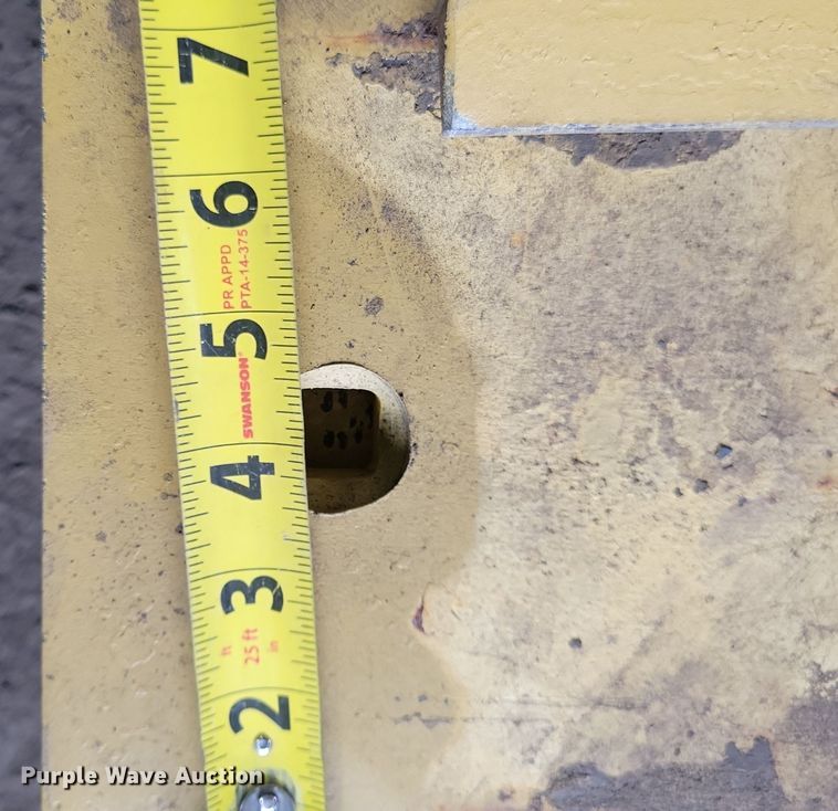 image for item DG0569 Approximately 26 Caterpillar cutting edges