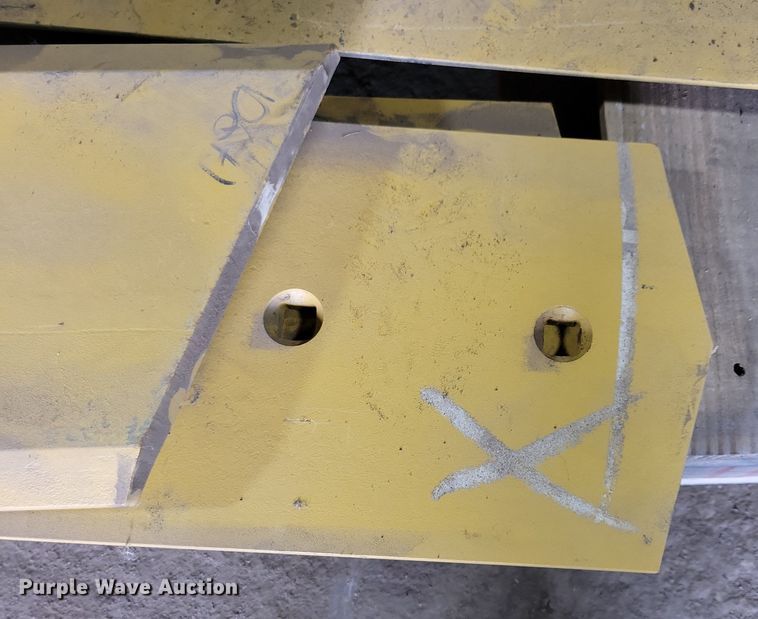image for item DG0569 Approximately 26 Caterpillar cutting edges