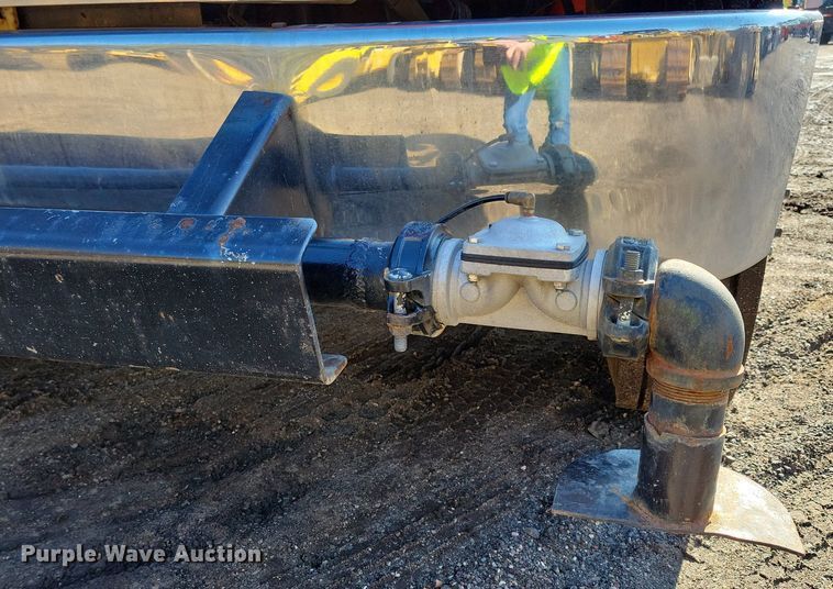 image for item DL7857 2007 Peterbilt 335 water truck