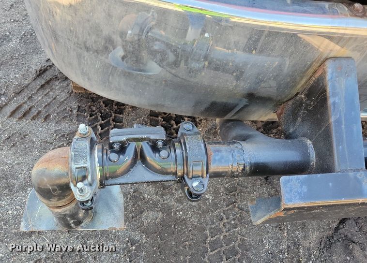 image for item DL7857 2007 Peterbilt 335 water truck