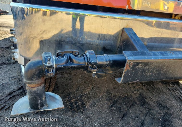 image for item DL7857 2007 Peterbilt 335 water truck