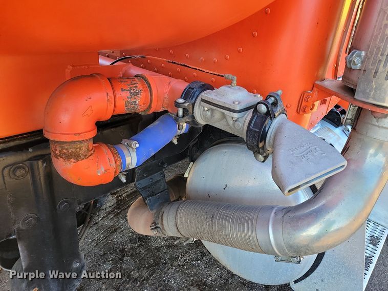 image for item DL7857 2007 Peterbilt 335 water truck