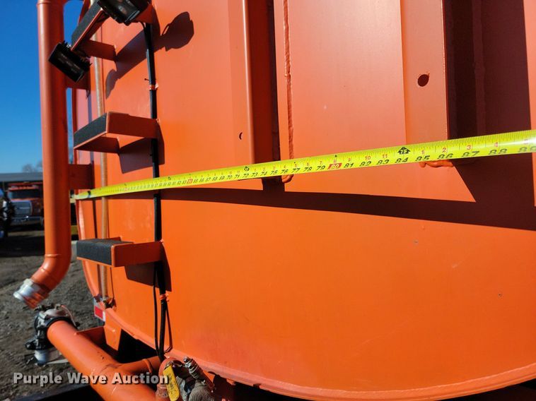 image for item DL7857 2007 Peterbilt 335 water truck