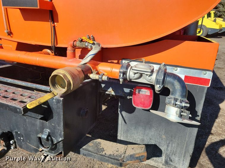 image for item DL7857 2007 Peterbilt 335 water truck