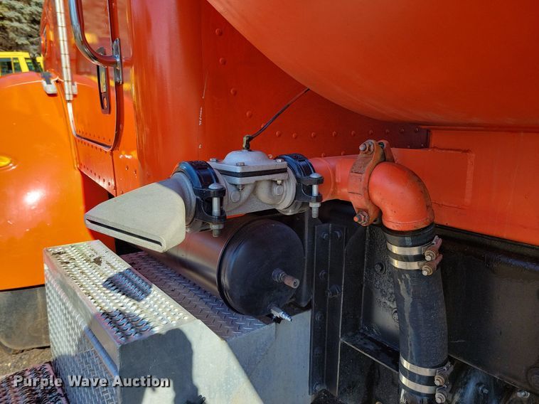 image for item DL7857 2007 Peterbilt 335 water truck