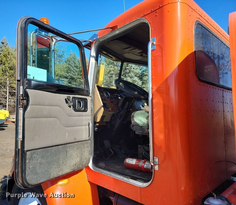 image for item DL7857 2007 Peterbilt 335 water truck