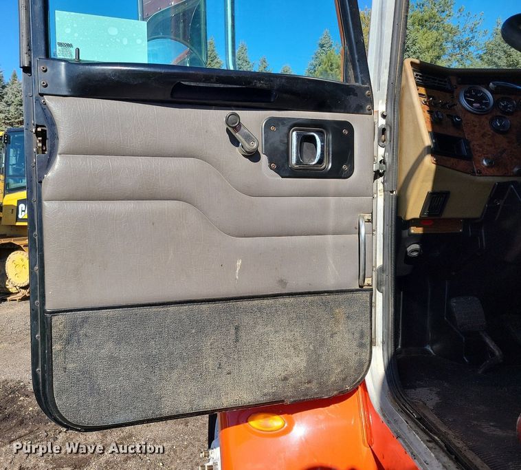 image for item DL7857 2007 Peterbilt 335 water truck