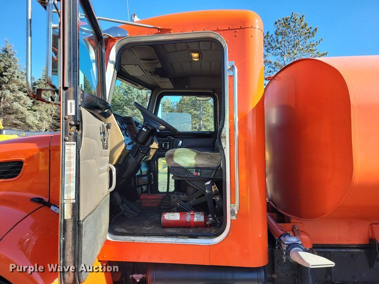 image for item DL7857 2007 Peterbilt 335 water truck