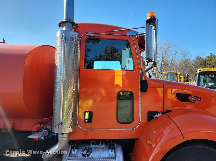 image for item DL7857 2007 Peterbilt 335 water truck