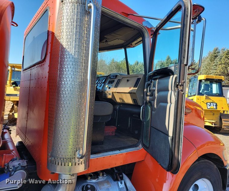 image for item DL7857 2007 Peterbilt 335 water truck