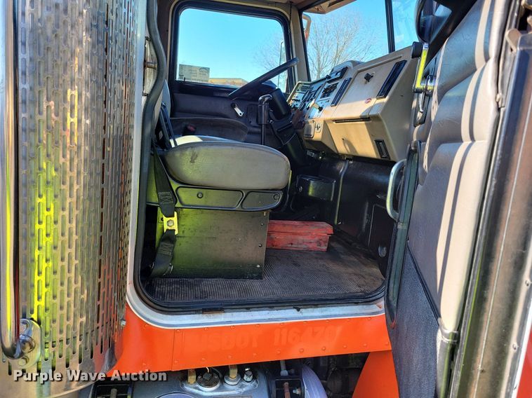 image for item DL7857 2007 Peterbilt 335 water truck