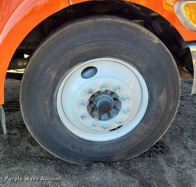 image for item DL7857 2007 Peterbilt 335 water truck