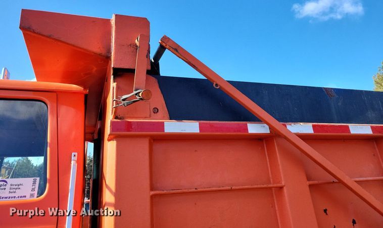 image for item DL7860 1995 Ford LT9000 dump truck