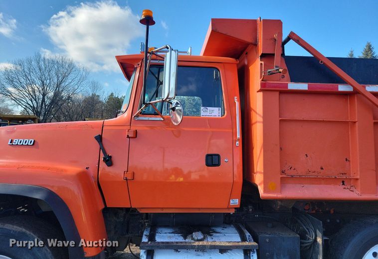 image for item DL7860 1995 Ford LT9000 dump truck