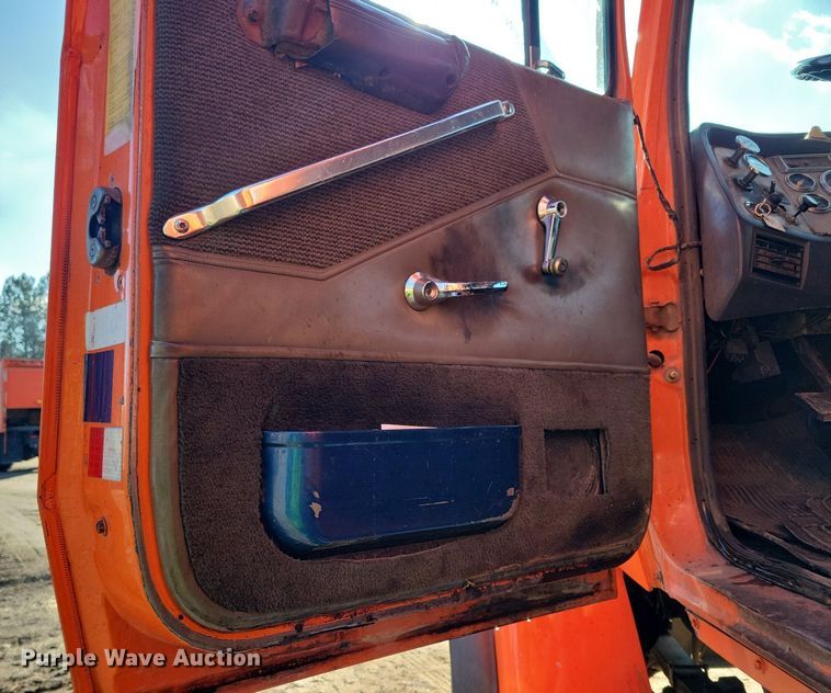 image for item DL7860 1995 Ford LT9000 dump truck