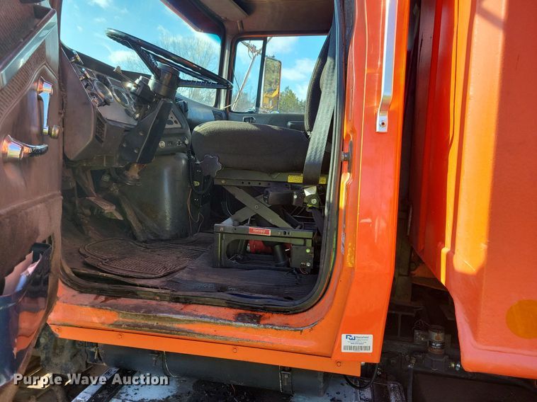 image for item DL7860 1995 Ford LT9000 dump truck
