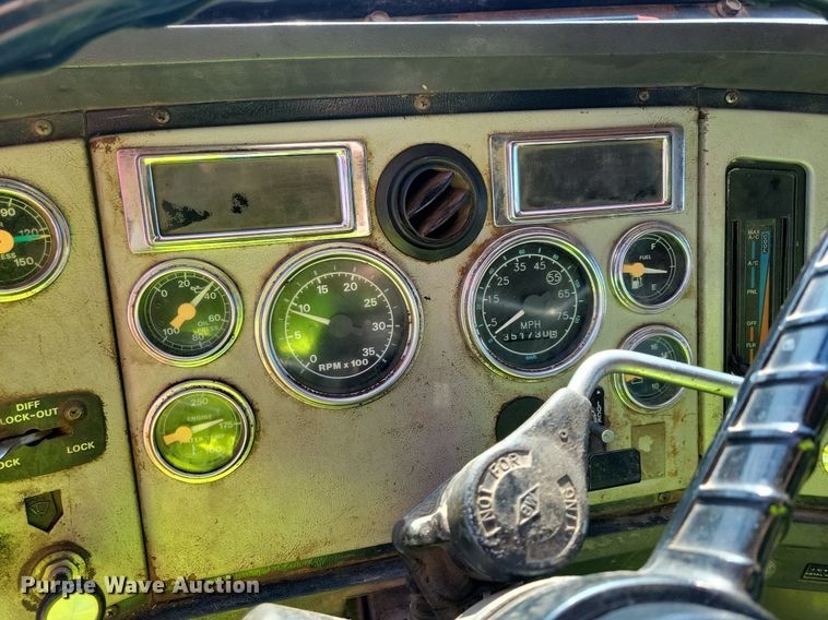 image for item DL7860 1995 Ford LT9000 dump truck