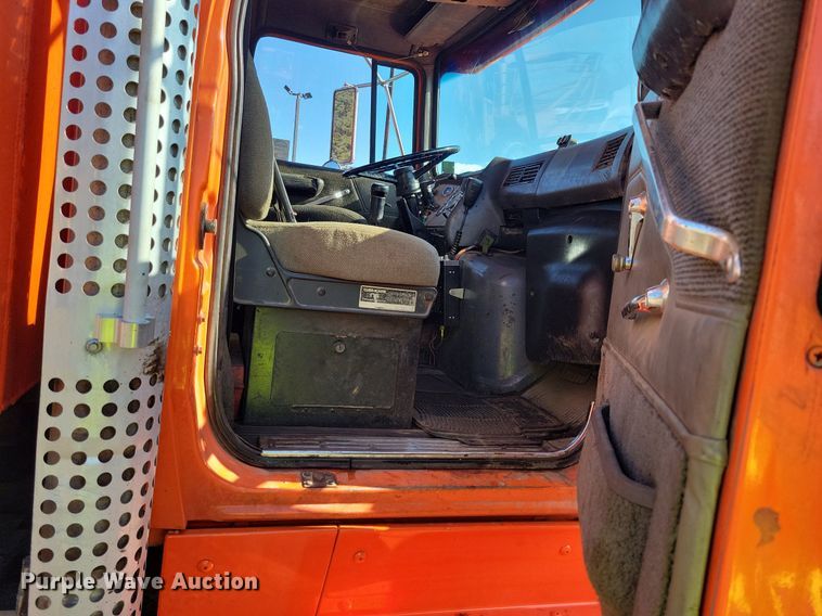 image for item DL7860 1995 Ford LT9000 dump truck