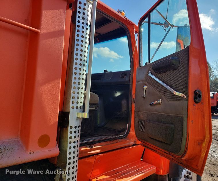 image for item DL7860 1995 Ford LT9000 dump truck