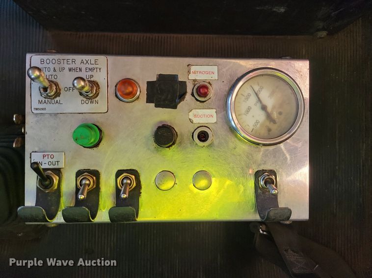 image for item DL7861 2002 Kenworth T800 dump truck