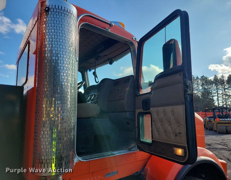 image for item DL7861 2002 Kenworth T800 dump truck