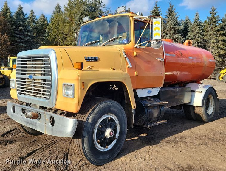 image for item DL7863 1990 Ford L8000 water truck