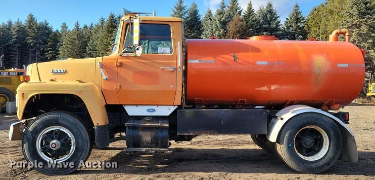 image for item DL7863 1990 Ford L8000 water truck