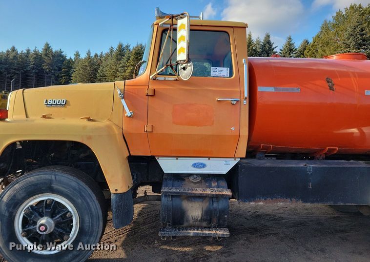 image for item DL7863 1990 Ford L8000 water truck