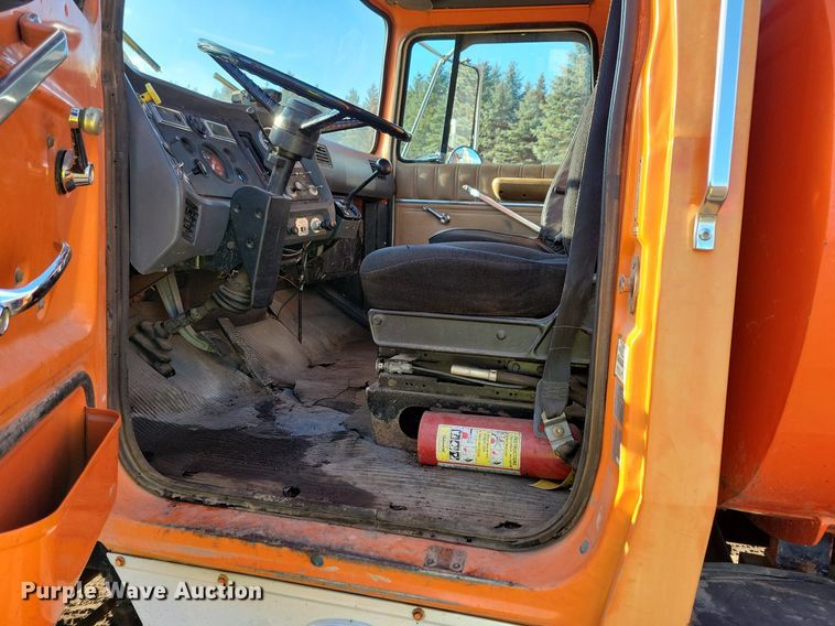 image for item DL7863 1990 Ford L8000 water truck