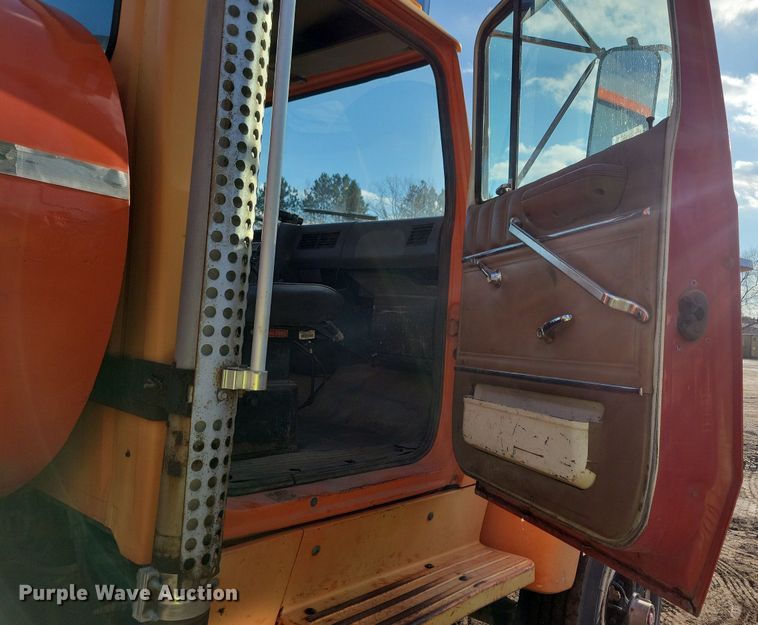 image for item DL7863 1990 Ford L8000 water truck